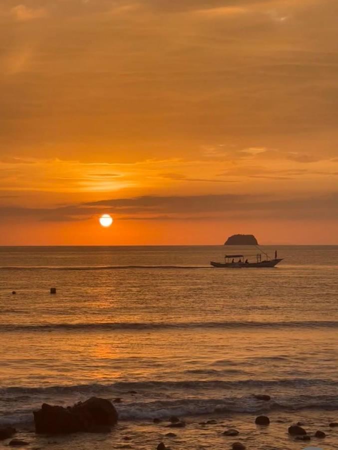 Casita Ysabel Bed & Breakfast Batangas Екстериор снимка